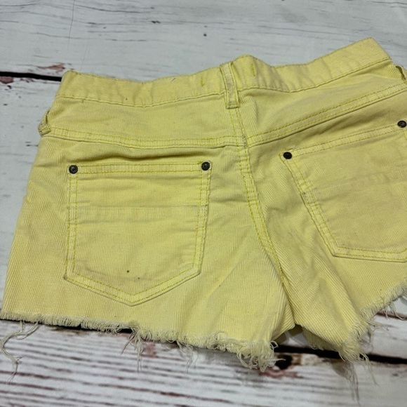 FP FREE PEOPLE CORDUROY SHORT SHORTS in yellow size 24 distressed dirty look Guc - Picture 3 of 15